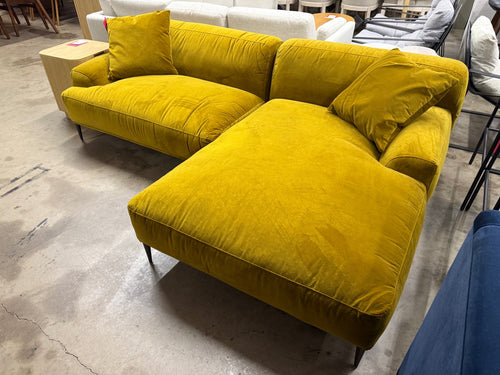 Abisko 94.5" Velvet Right Sectional - Plush Yarrow Gold