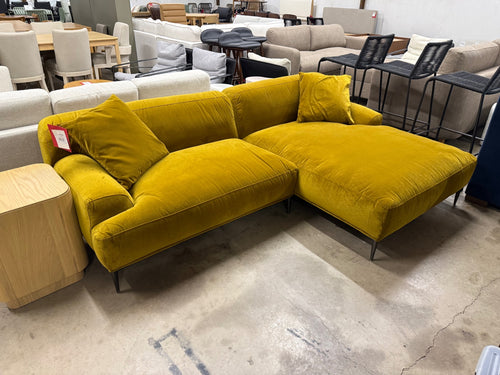 Abisko 94.5" Velvet Right Sectional - Plush Yarrow Gold